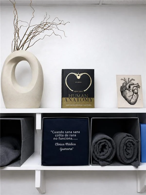 Clinic shelf with the Clínica Médica Guerrero healing message